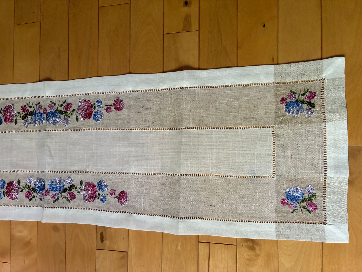 Like New! Charles Gallen/Ireland blue/purple/pink/cream Table Runner (TR9) #2314