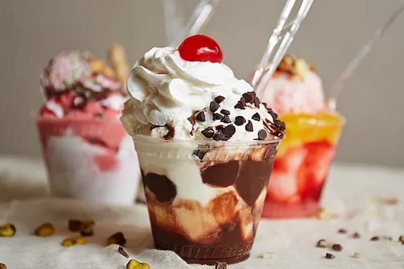 SOFT SERVE ICE CREAM SUNDAE STATION