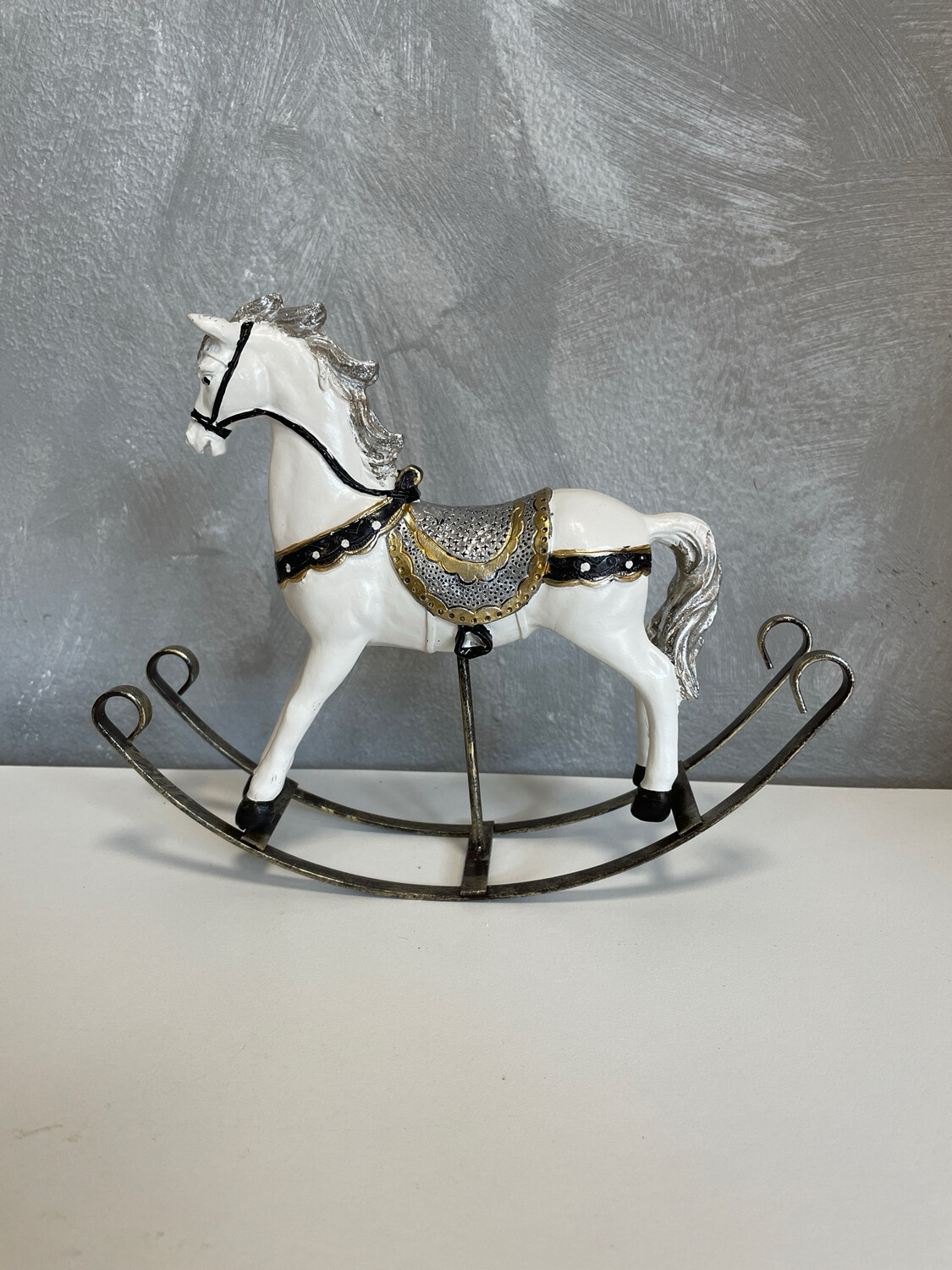 Hojdací kôň bielo strieborný 18 cm