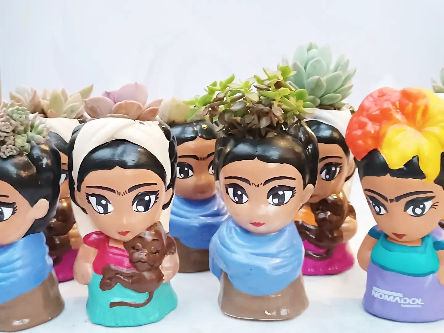 Maceta personalizada Frida Kahlo 12 cm con variedad de plantas suculentas y cáctus naturales