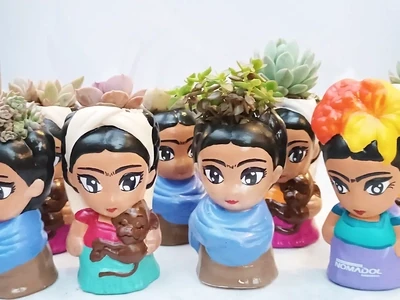 Maceta personalizada Frida Kahlo 12 cm con variedad de plantas suculentas y cáctus naturales