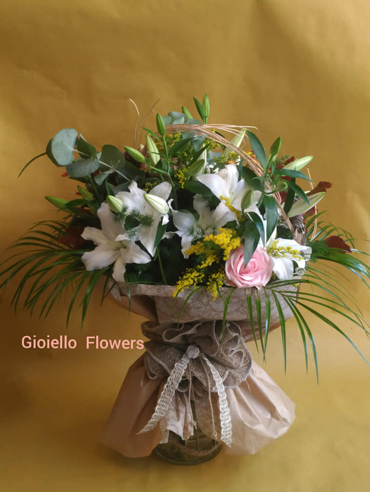 bouquet Lilium e fiori di stagione