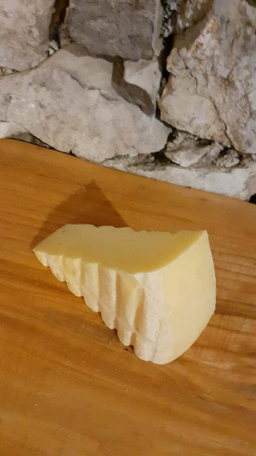 Formaggio stagionato 6 mesi (porzione da 300 grammi) Formaggio stagionato 6 mesi (porzione da 300 grammi)