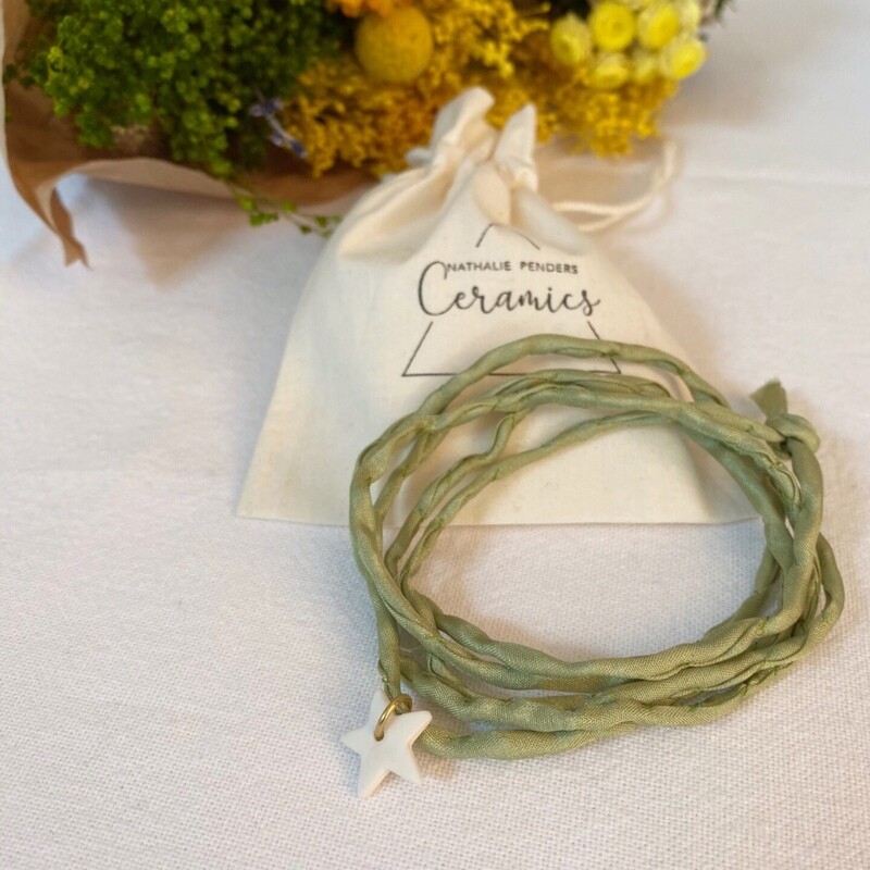Bracelet soie verte étoile