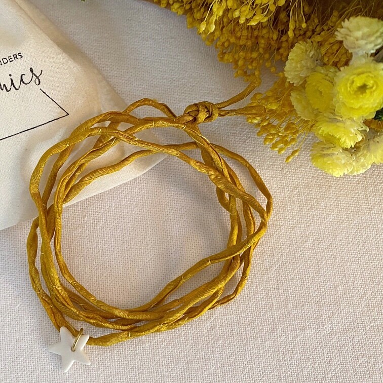 Bracelet soie jaune étoile