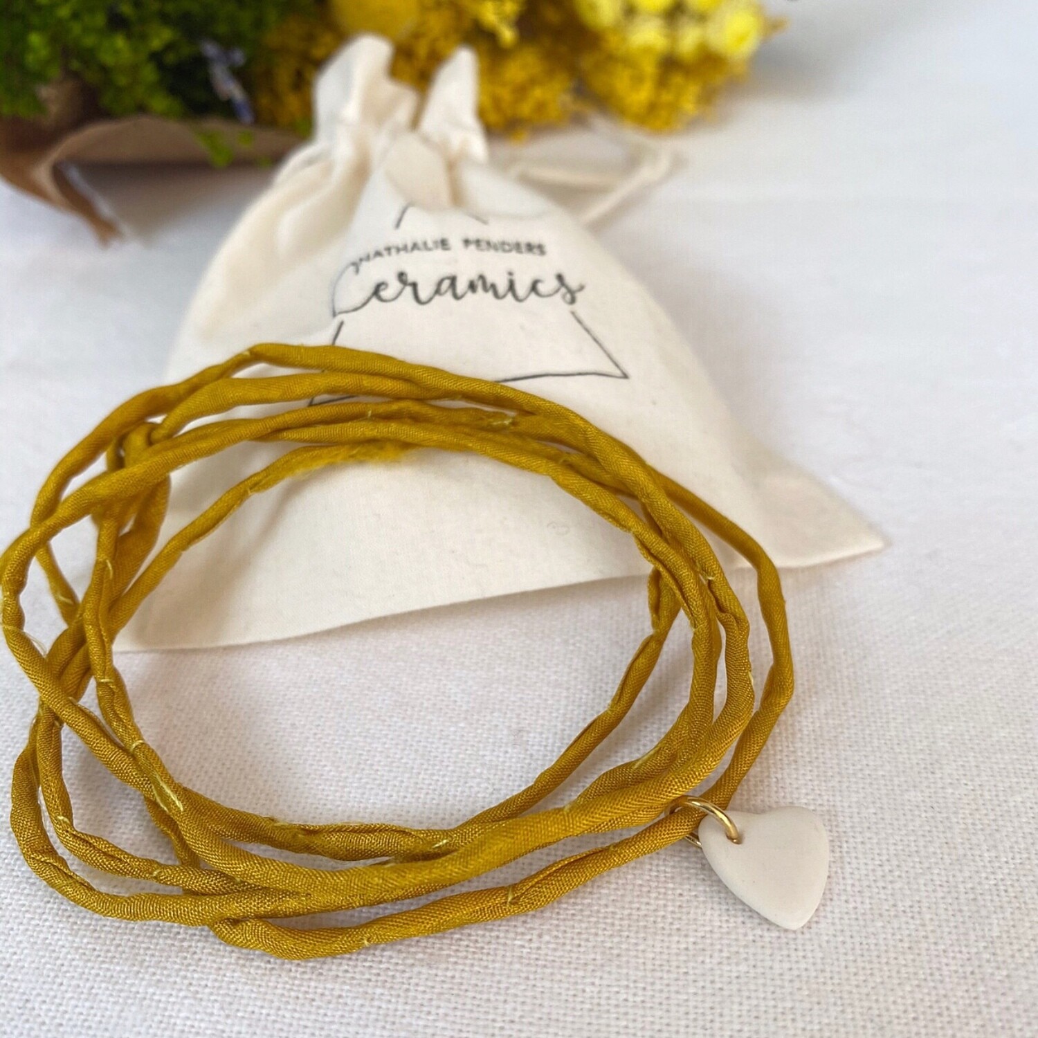 Bracelet soie jaune coeur