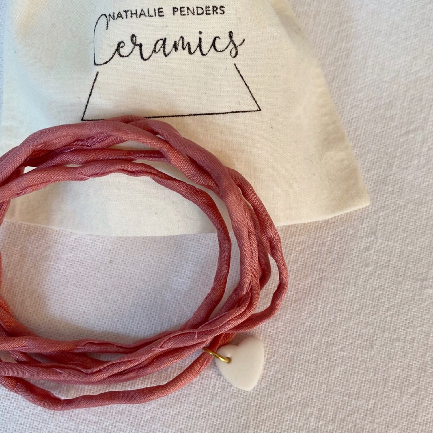 Bracelet soie rose coeur