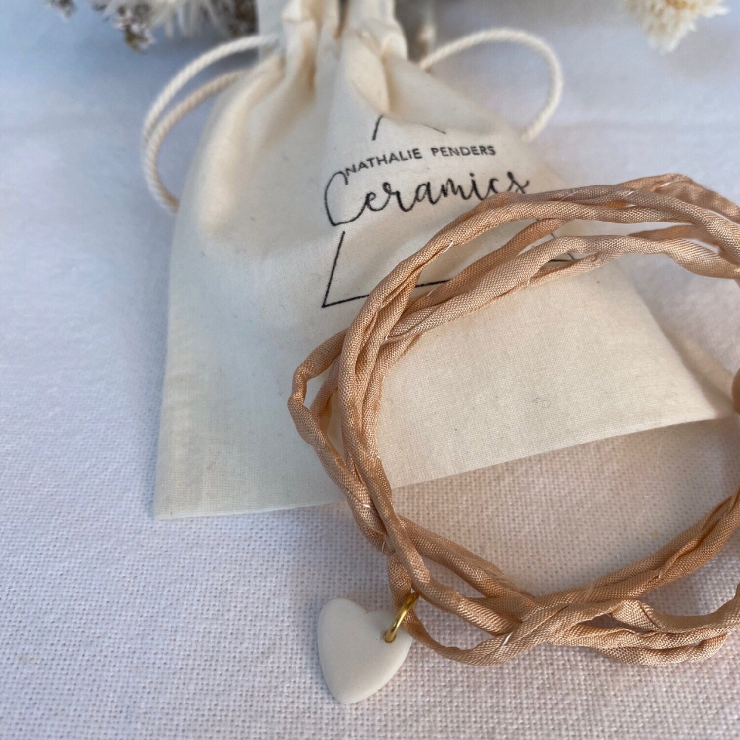 Bracelet soie rose clair coeur