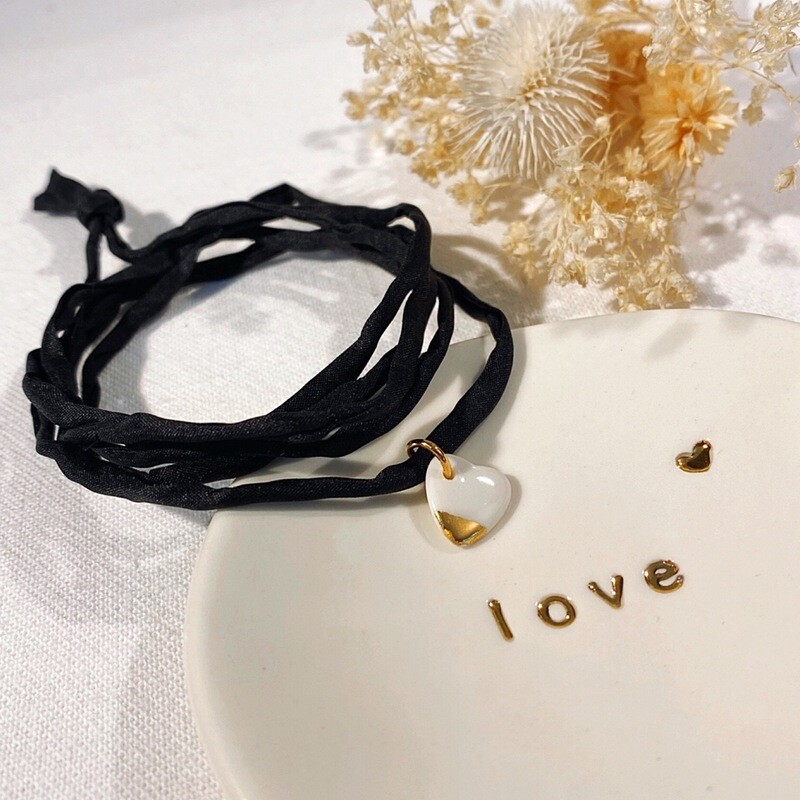 Bracelet soie noir coeur or
