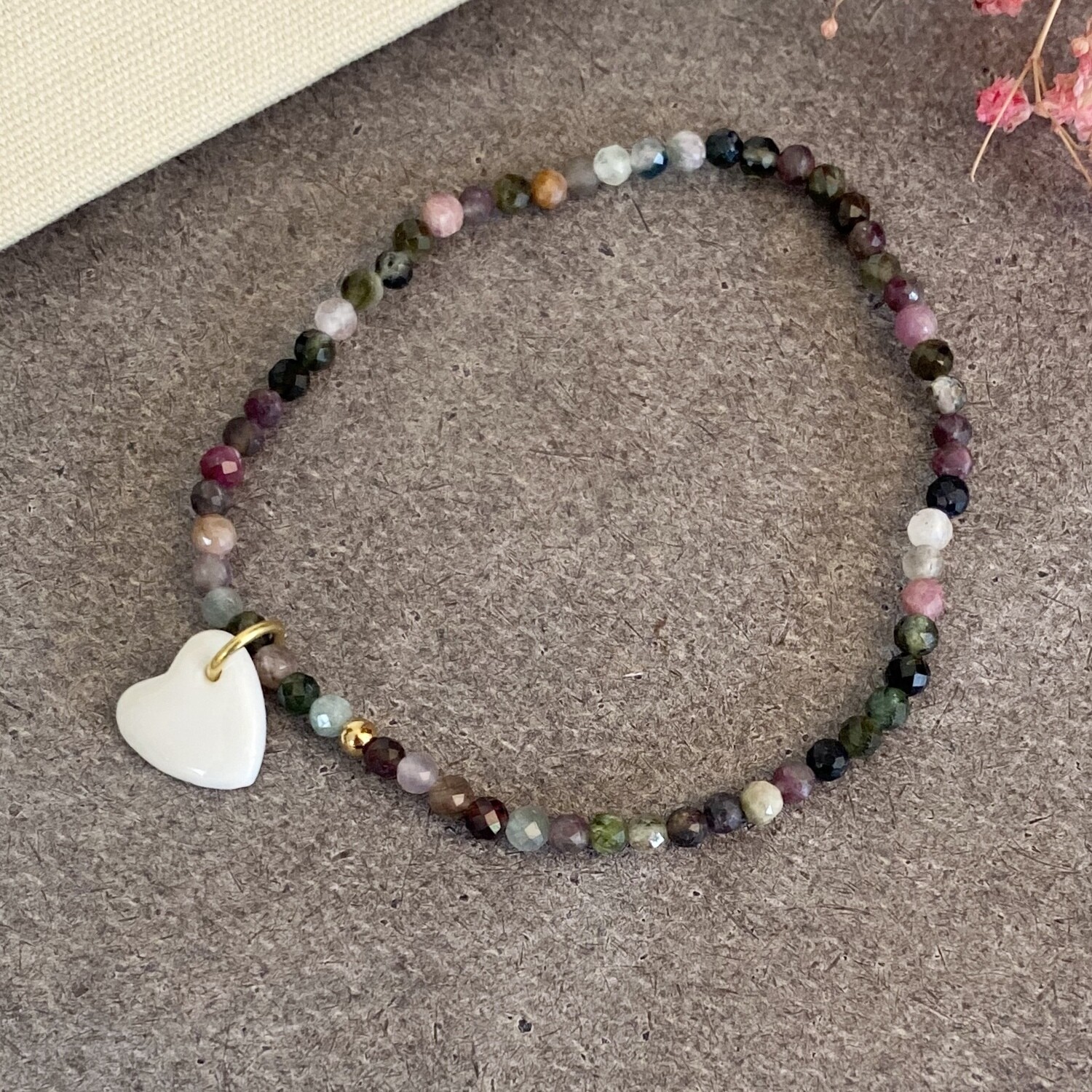 Bracelet petites perles facettes coeur
