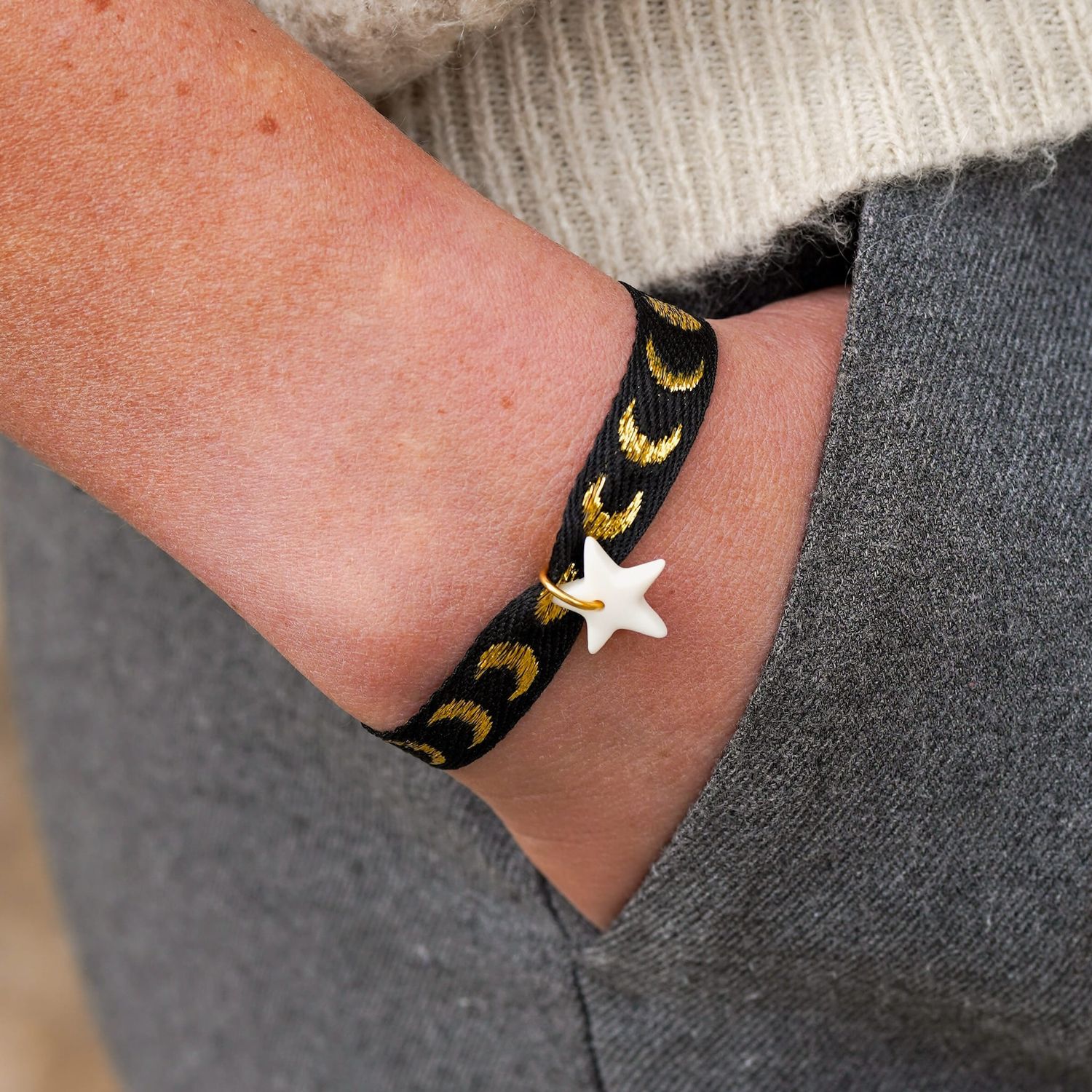Bracelet ruban lunes avec pendant en porcelaine