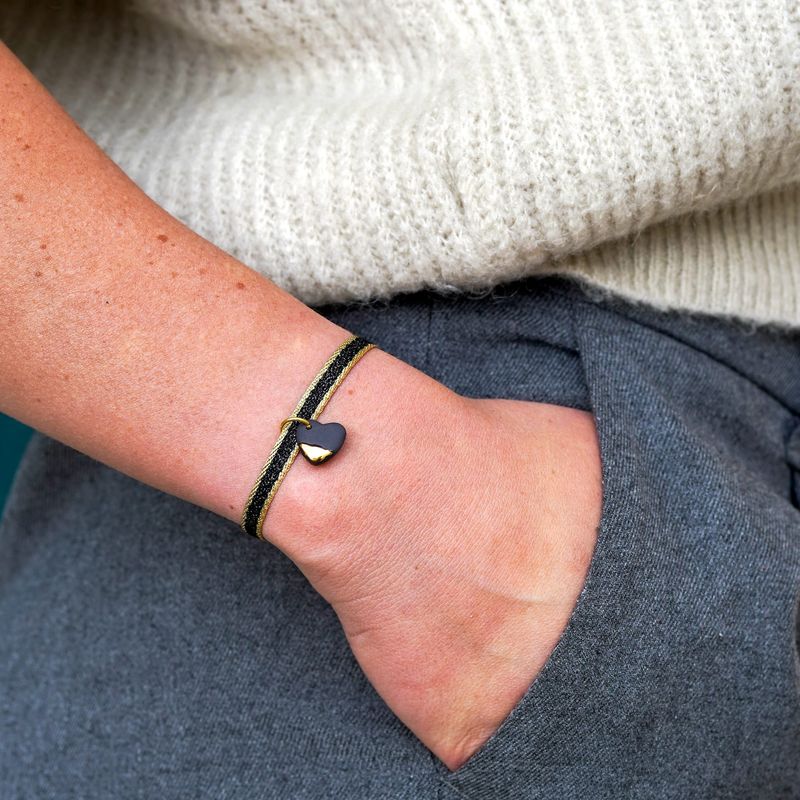 Bracelet ruban noir et or avec pendant en porcelaine et or
