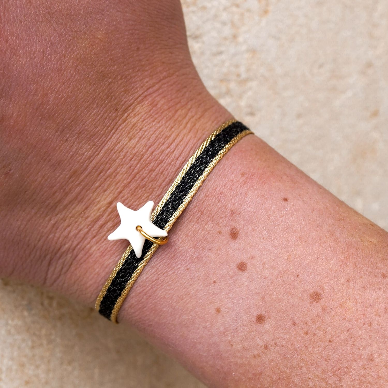 Bracelet ruban noir et or avec pendant en porcelaine