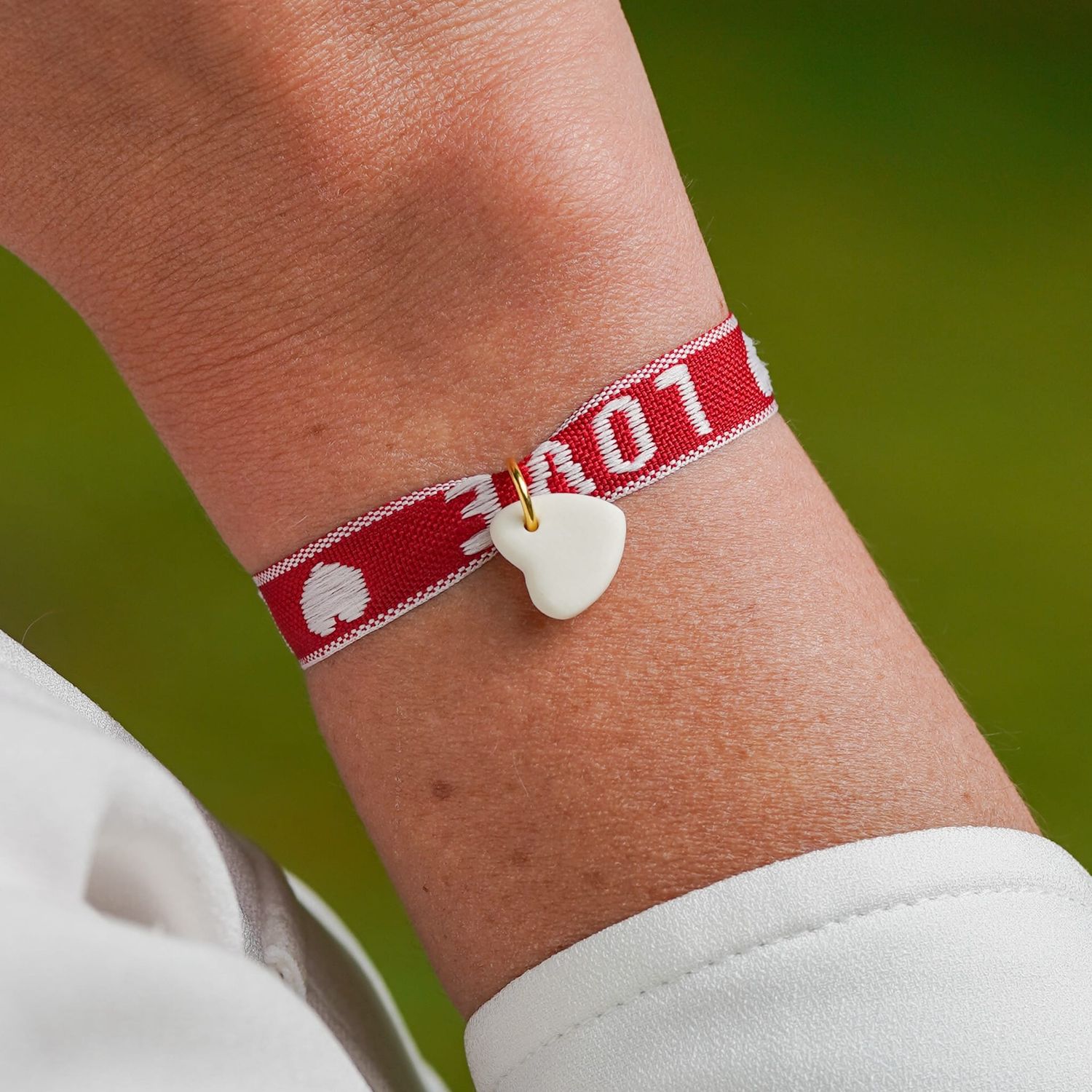 Bracelet ruban LOVE rouge avec pendant en porcelaine