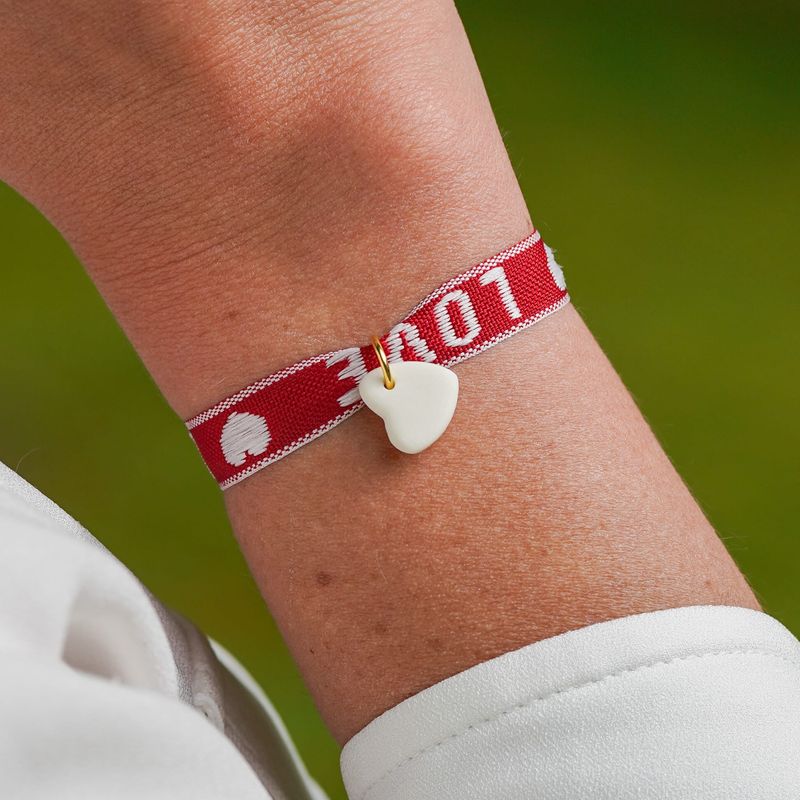 Bracelet ruban LOVE rouge avec pendant en porcelaine