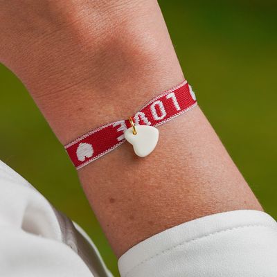 Bracelet ruban LOVE rouge avec pendant en porcelaine Bracelet ruban LOVE rouge avec pendant en porcelaine
