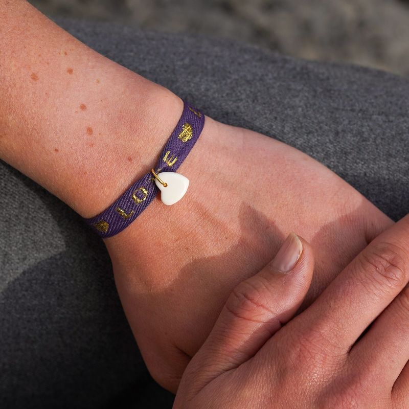 Bracelet ruban LOVE violet avec pendant en porcelaine