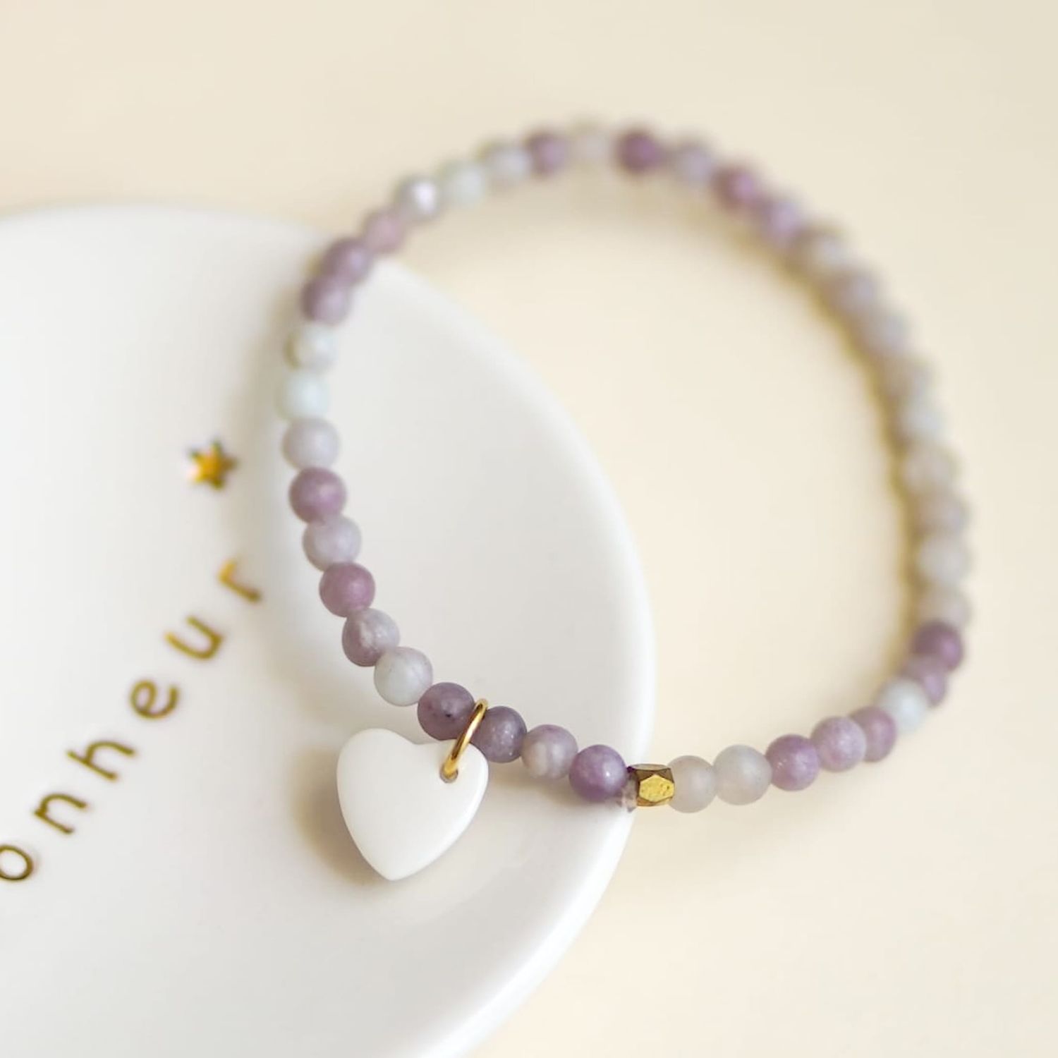 Bracelet perles rose clair avec pendant en porcelaine