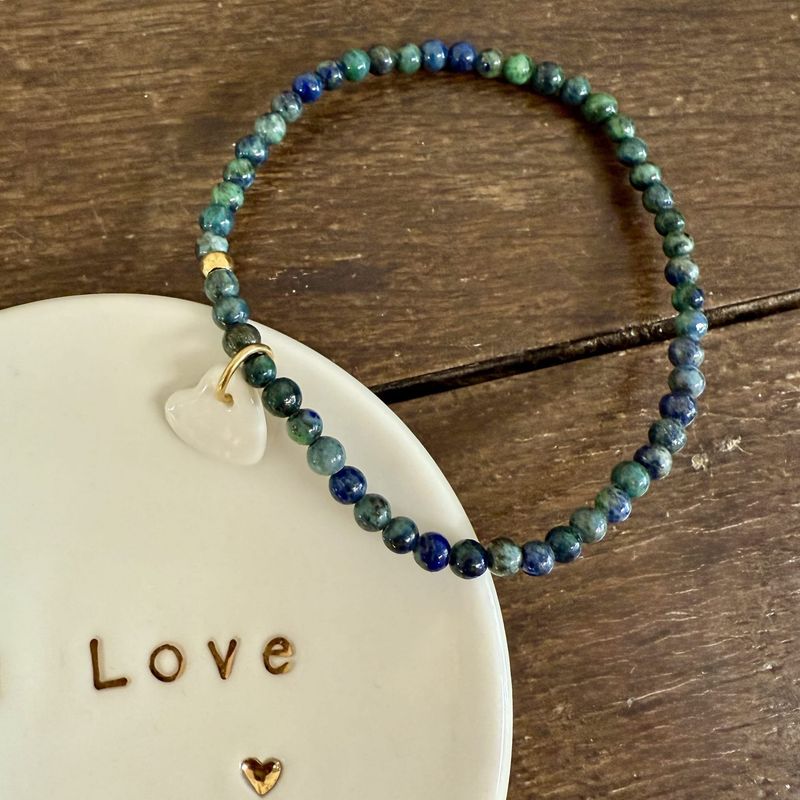 Bracelet perles vertes et bleues avec pendant en porcelaine
