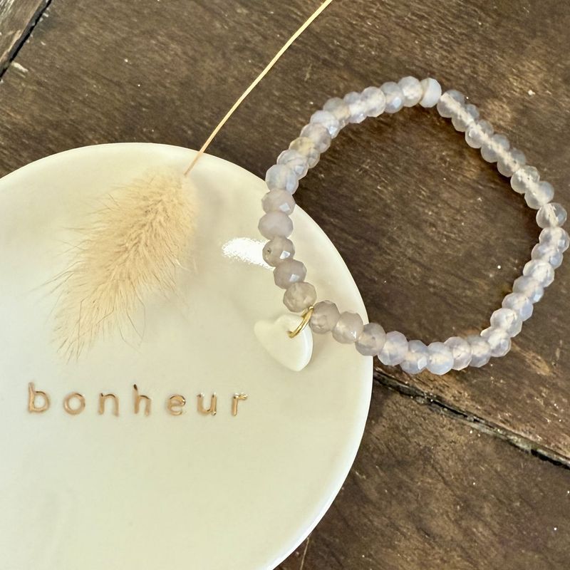 Bracelet perles avec pendant en porcelaine