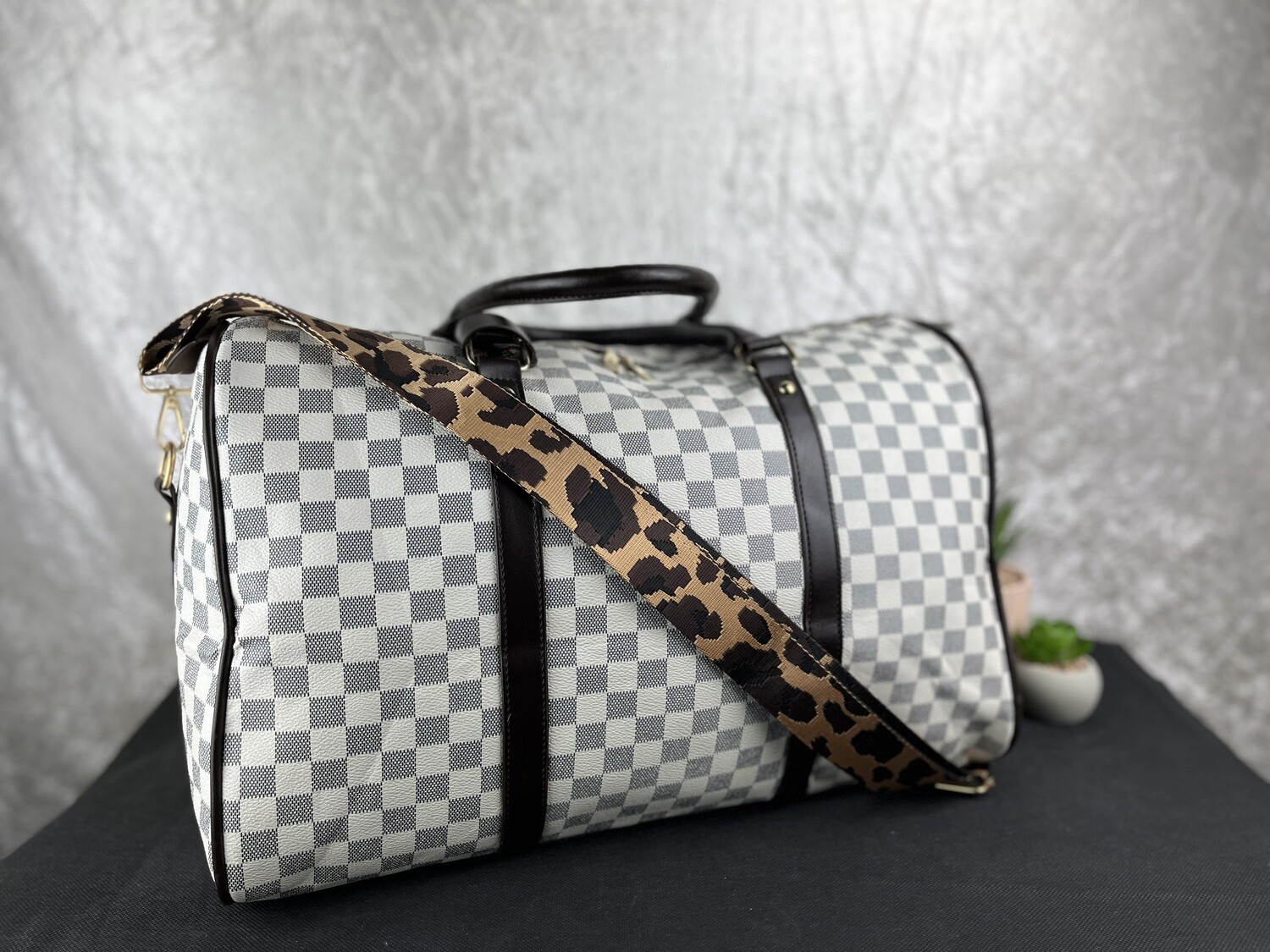 Cream and black Holdall