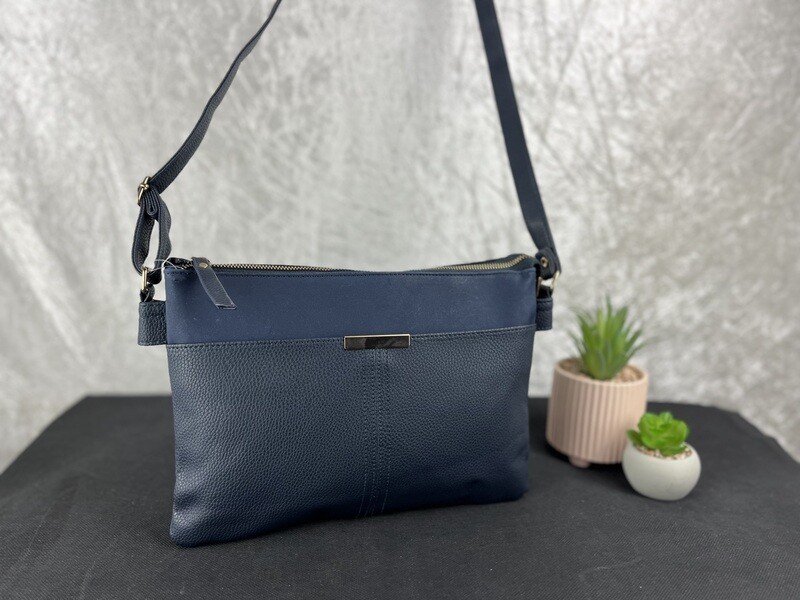 Navy fashion handbag