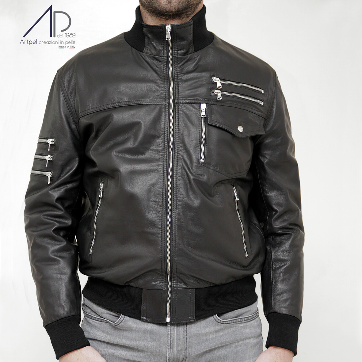 Bikers in pelle con zip
