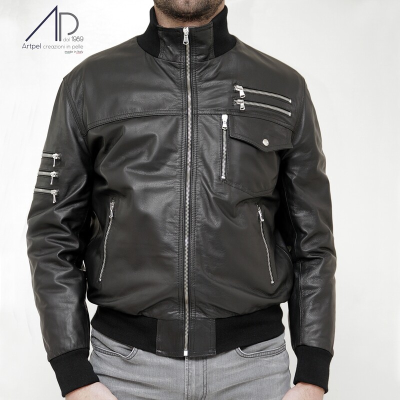 Bikers in pelle con zip