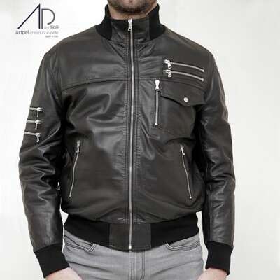 Bikers in pelle con zip