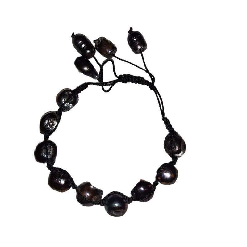 Pulsera  Perlas negras naturales montadas en  macramé