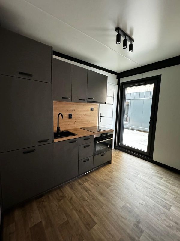 Container 3.0 m x 13.0  m mit 2 Schlafzimmer , Badezimmer und Küche
