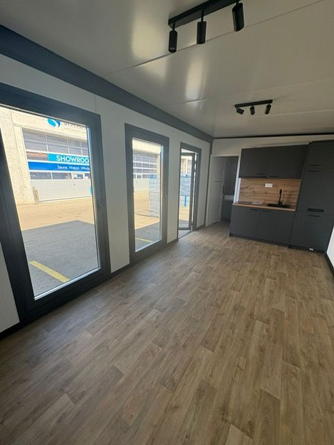 Moderner Wohn- & Bürocontainer 7m × 3 m