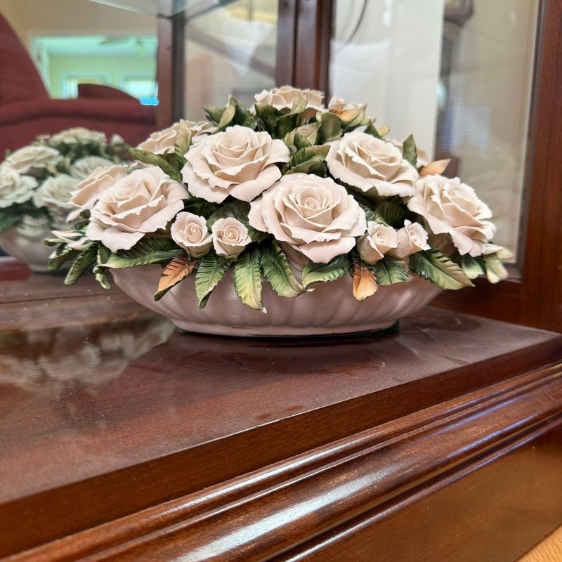 Large planter of Capodimonte white roses, there are minor chips and a few broken leaves, most are not noticable (see photos) 6.5 Large planter of Capodimonte white roses, there are minor chips and a few broken leaves, most are not noticable (see photos) 6.5"H x 12"L