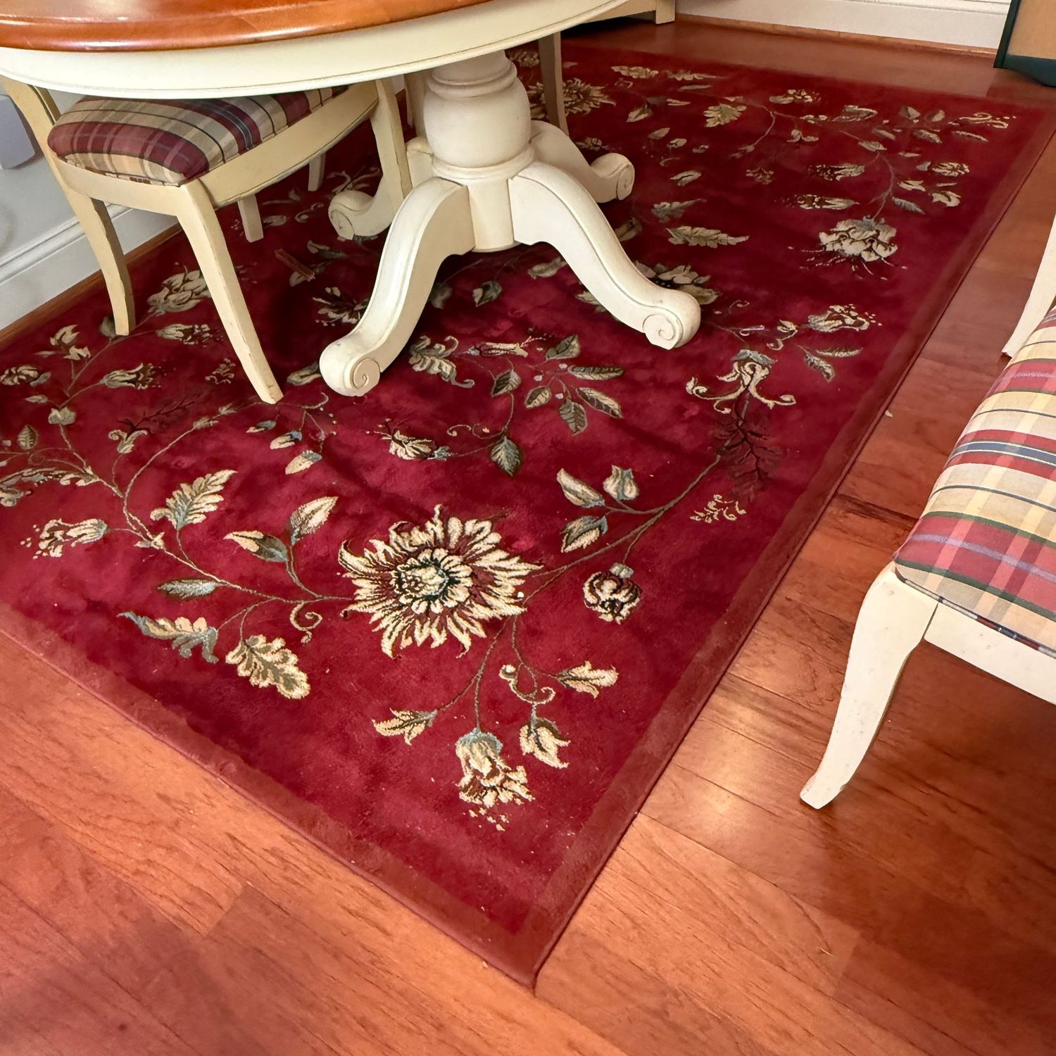 Deep red Safavieh Lyndhurst Collection polypropylene pile rug, mild wear, needs light cleaning 5'3" x 7'6"