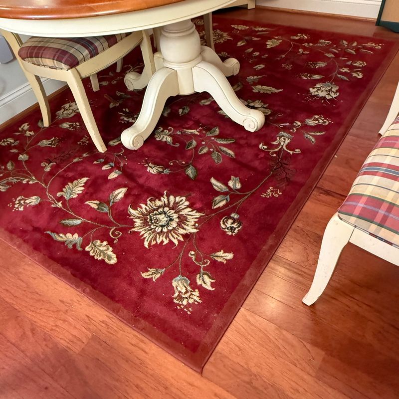 Deep red Safavieh Lyndhurst Collection polypropylene pile rug, mild wear, needs light cleaning 5'3" x 7'6"