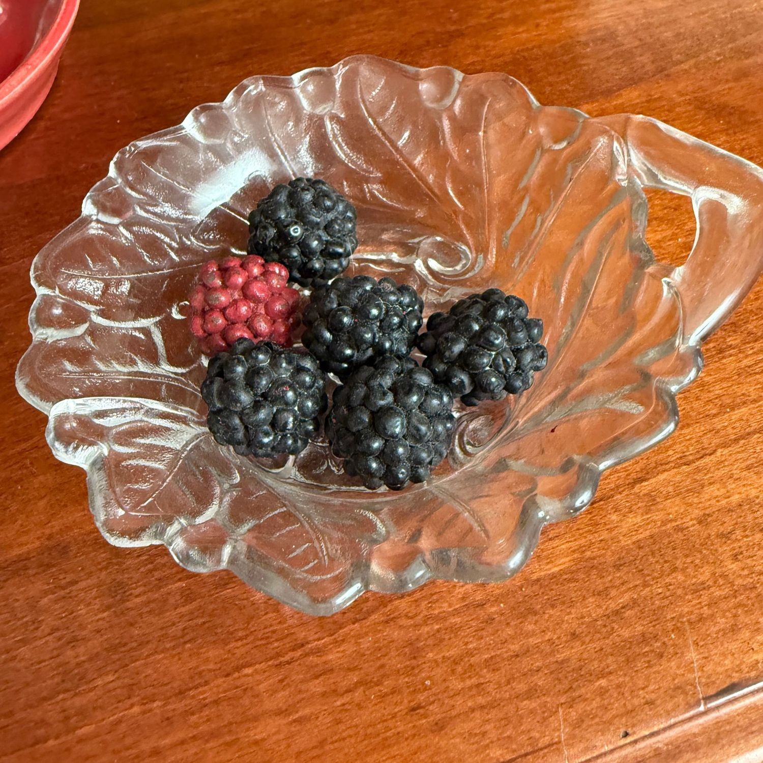 Frosted dish with ceramic berries 3"