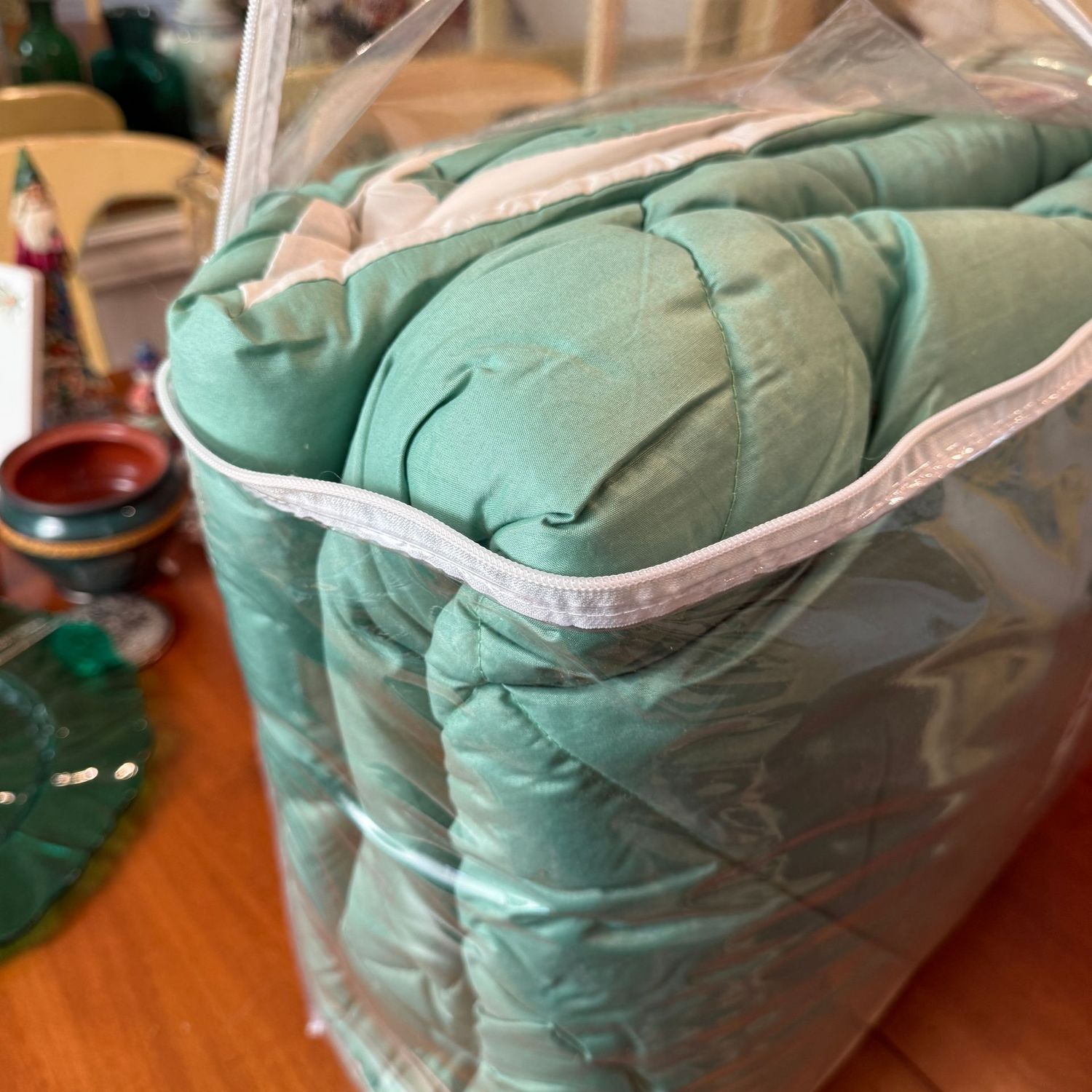 Twin-size lightweight thick comforter in sage & ivory