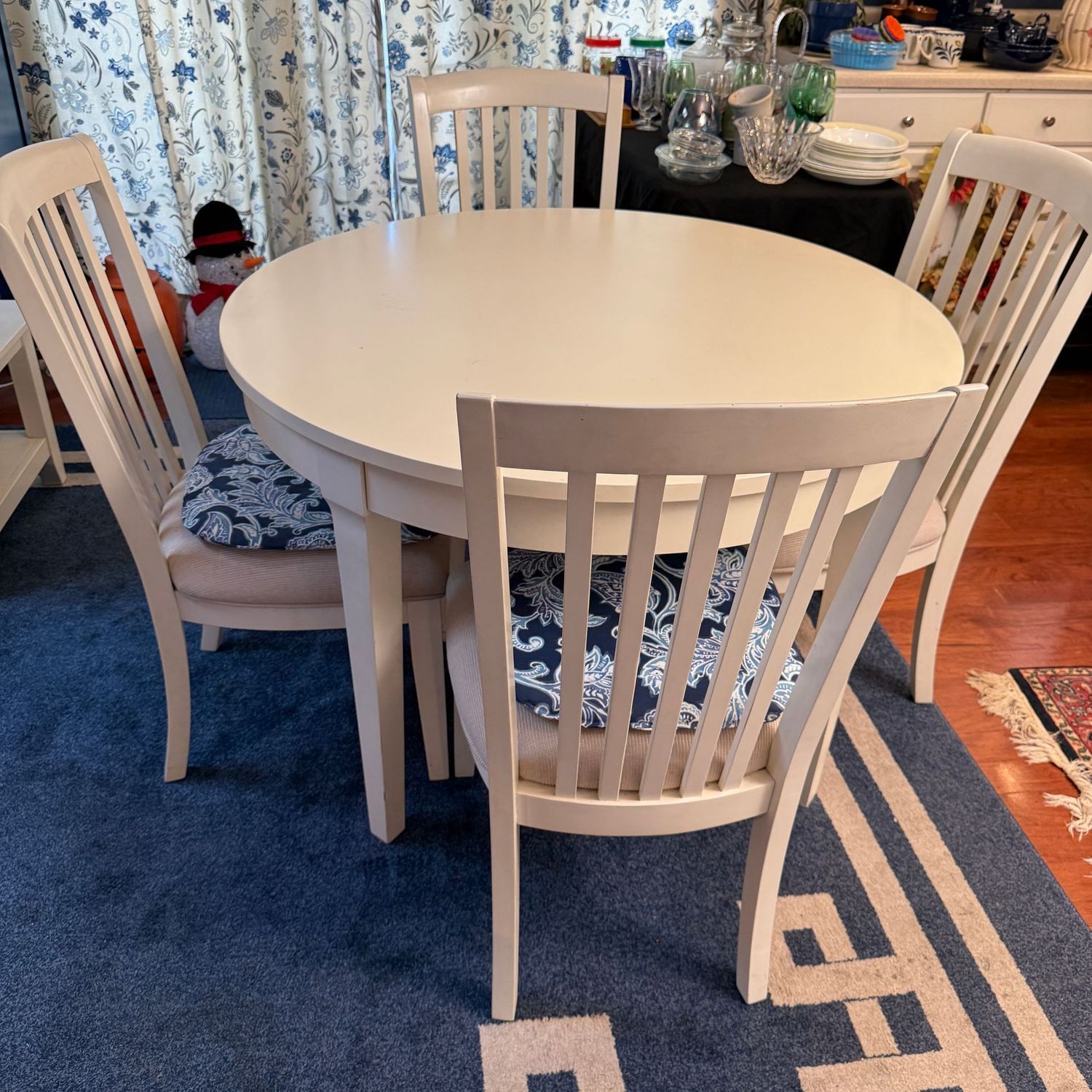 White Meridan Sansibal round dining table 40"W and 4 chairs, fabric seats may need light cleaning 18"W