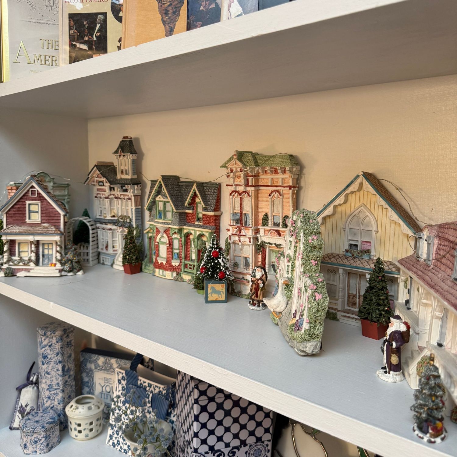 Group of resin houses, the tallest is 10"