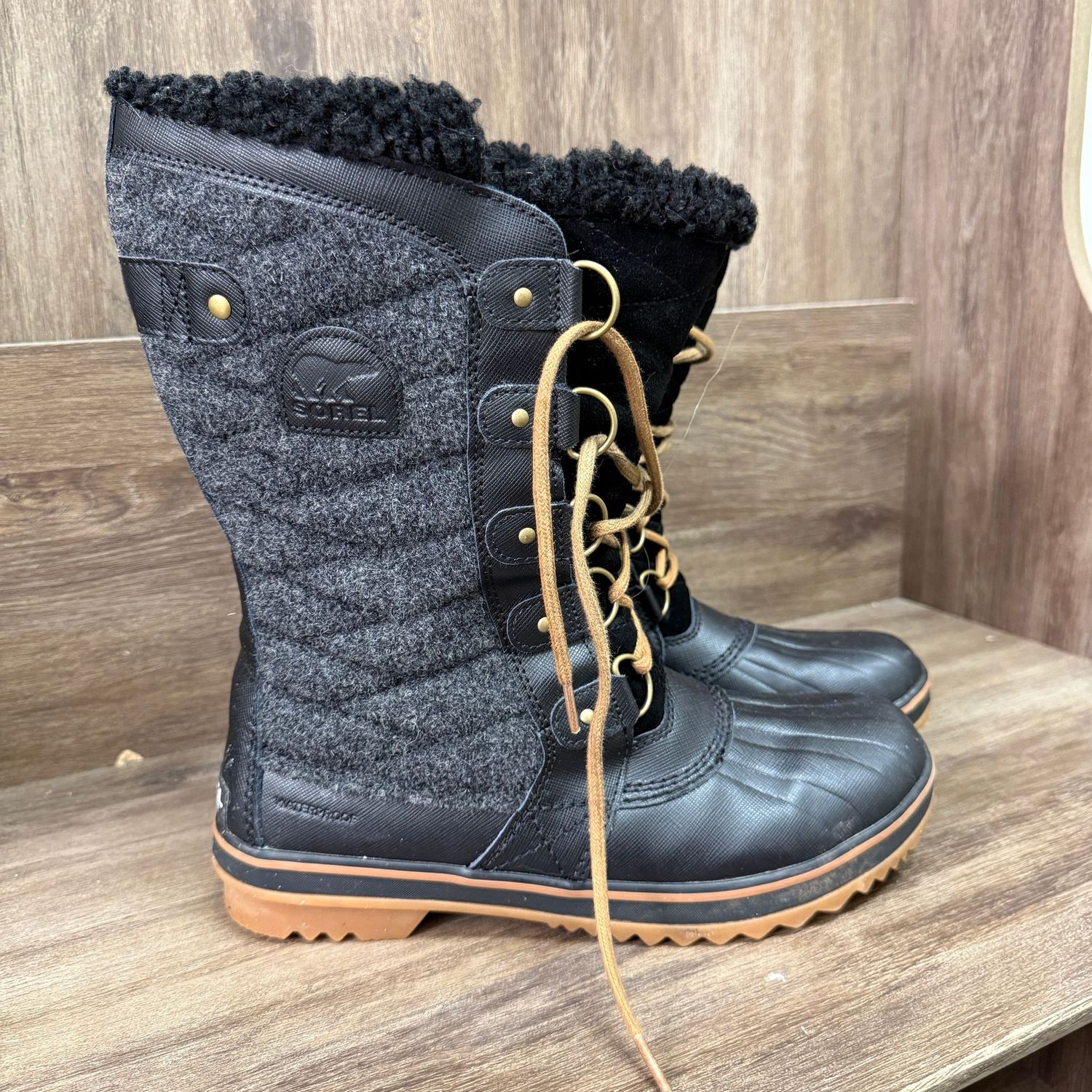 Sorel Women's size 11 Waterproof Mid Calf Snow Boots, some wear