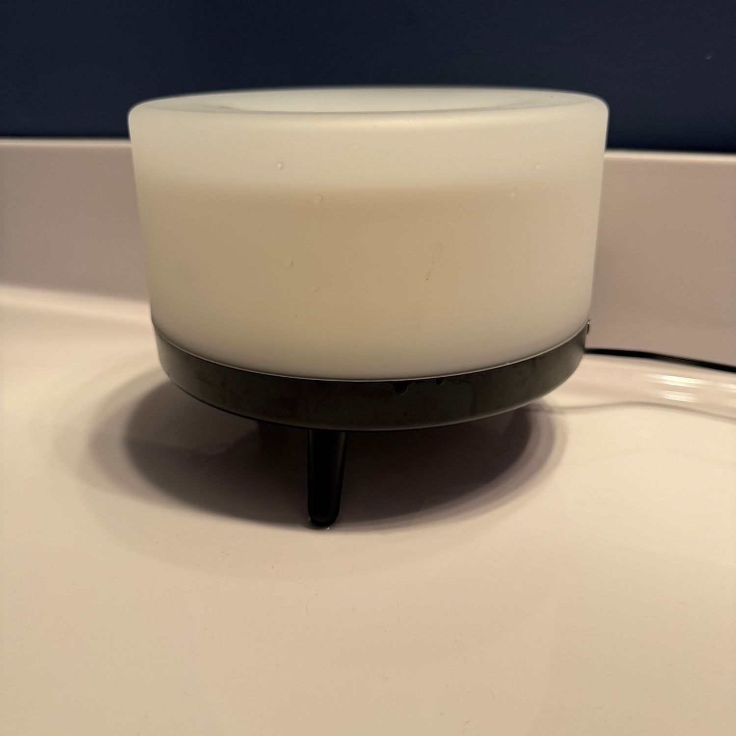 Round diffuser with power cord, works 6"W