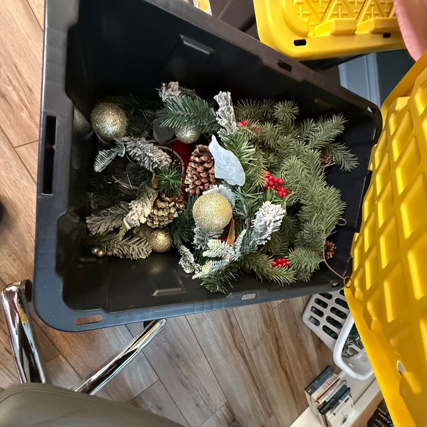 Christmas 27-gallon tote of Christmas garland & sprigs