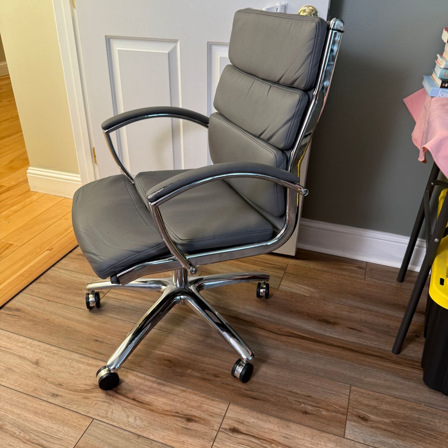 Grey and chrome Kathy Ireland office chair, does have some wear to arms and a little to the seat