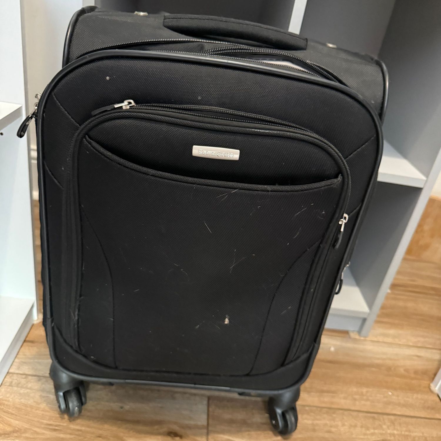 Sampsonite small suitcase with 360 wheels 21" x 16"