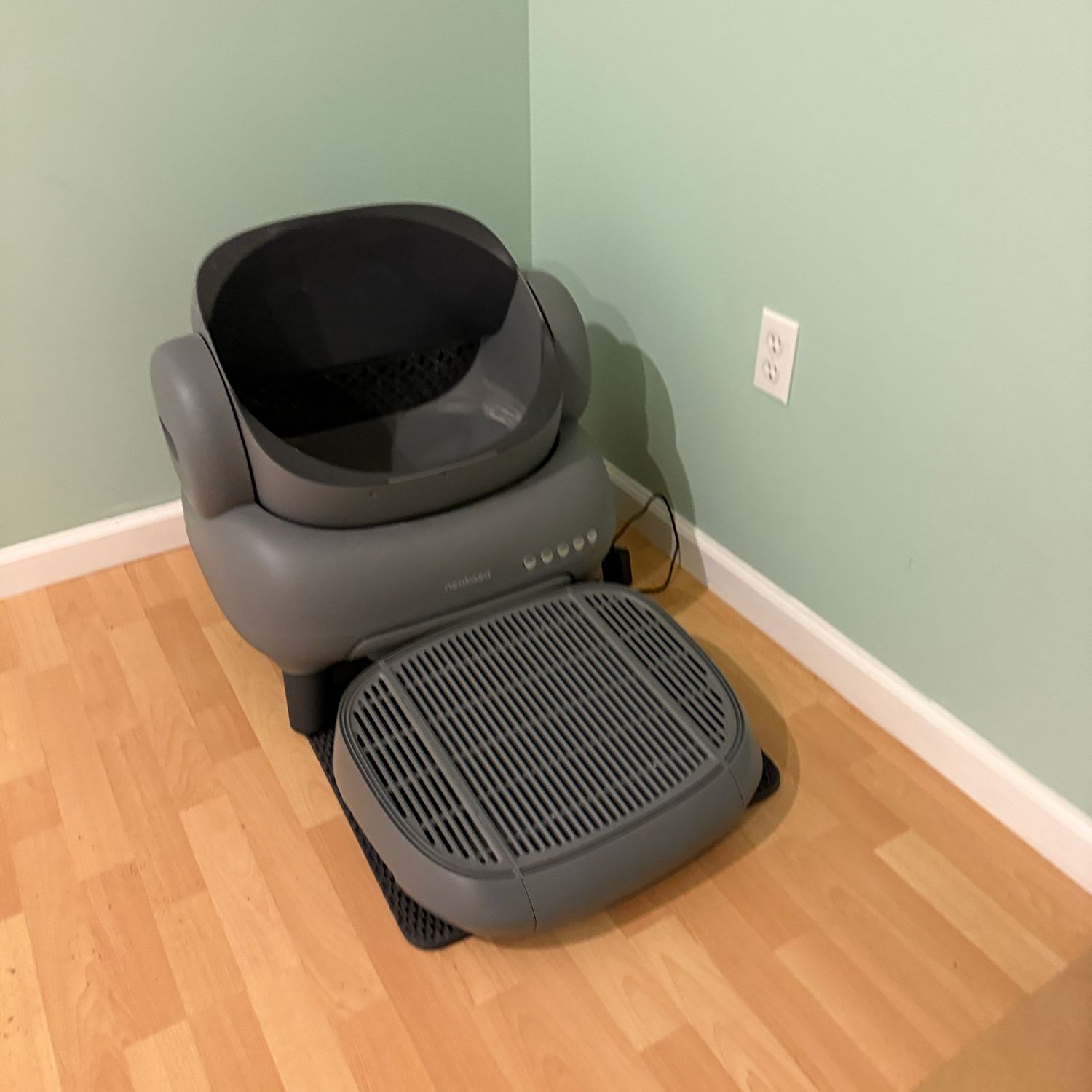Neakasa cat litter set, nearly new (over $500 retail) comes with step and rubber mat