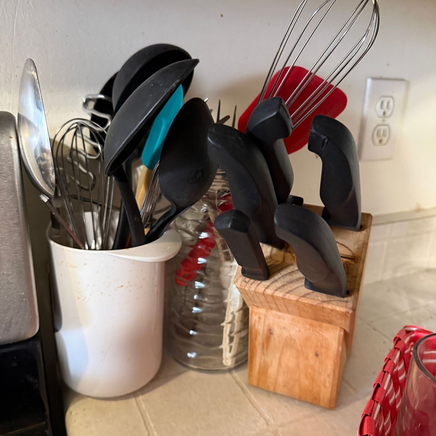 Counter-top kitchen utensils, knives Counter-top kitchen utensils, knives