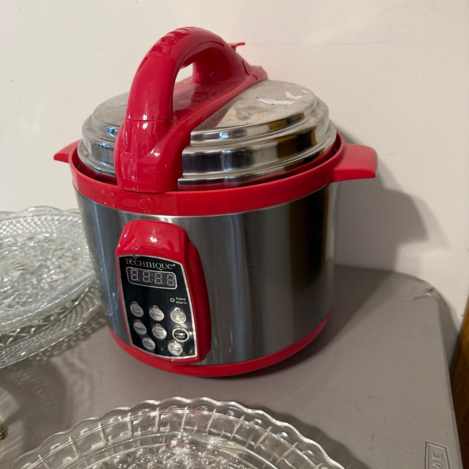 Technique pressure cooker, good condition, turns on Technique pressure cooker, good condition, turns on