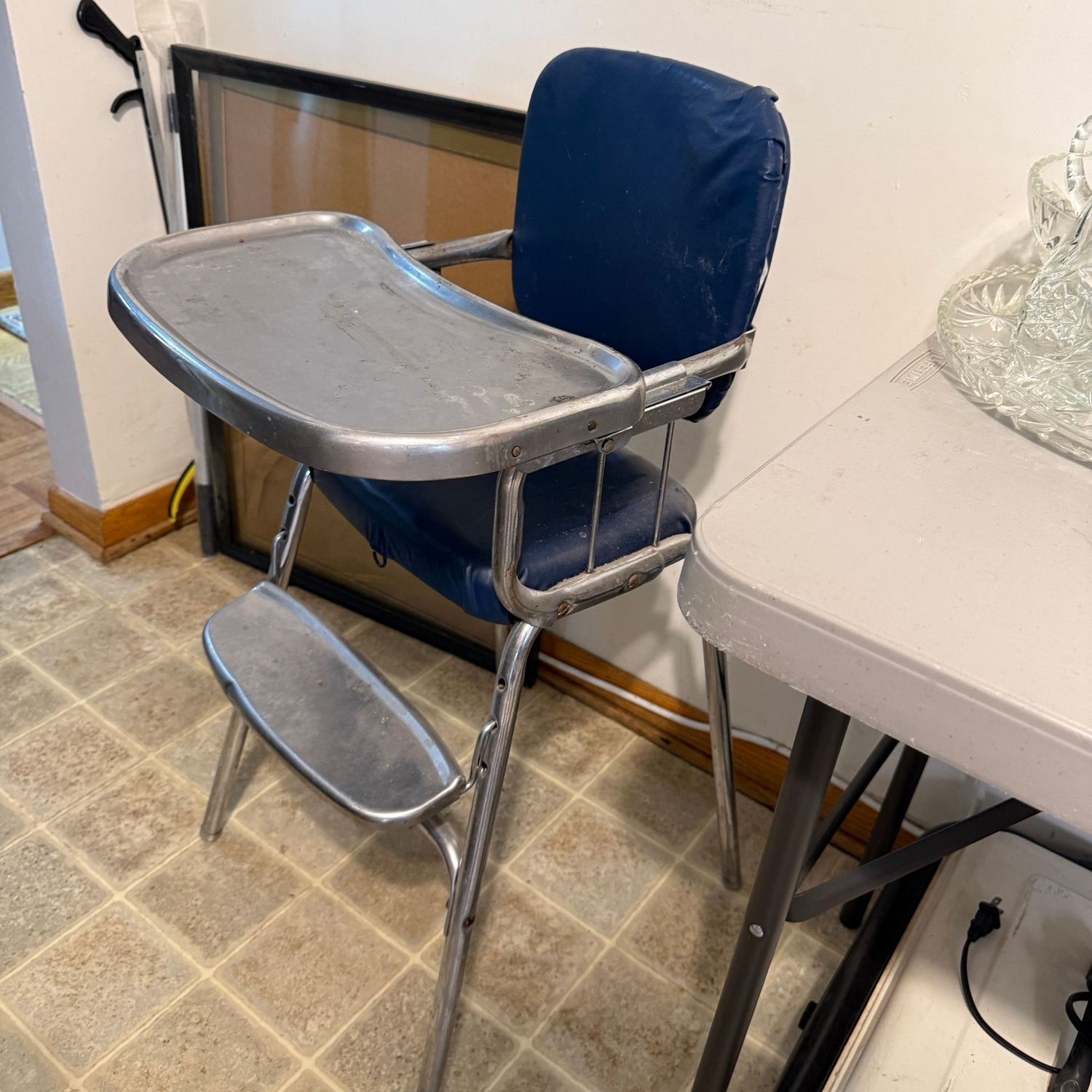 Vintage high chair (decorative use only) metal tray, vinyl seat and back (some wear) Vintage high chair (decorative use only) metal tray, vinyl seat and back (some wear)