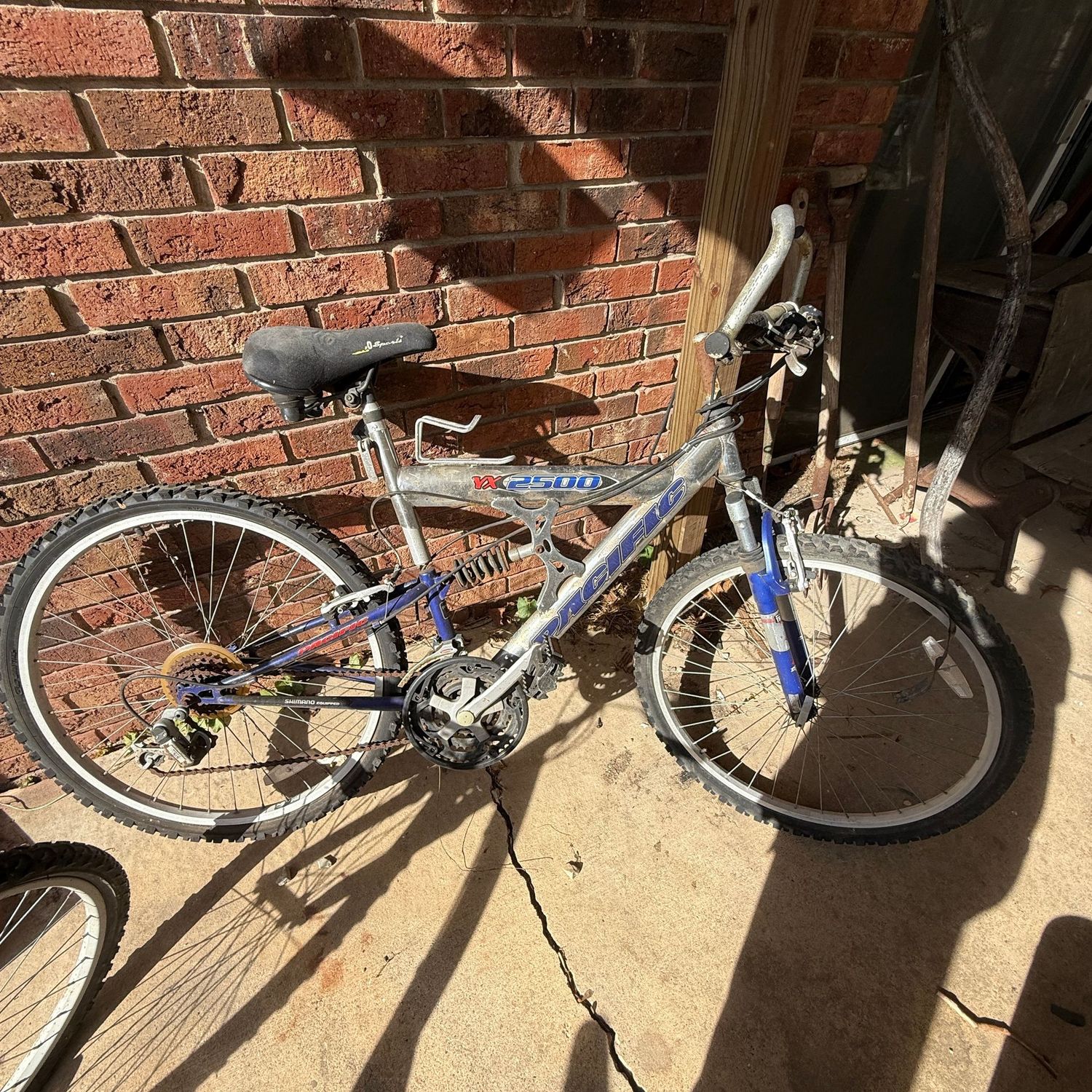 Pacific 2500 bike, needs work, great for parts Pacific 2500 bike, needs work, great for parts