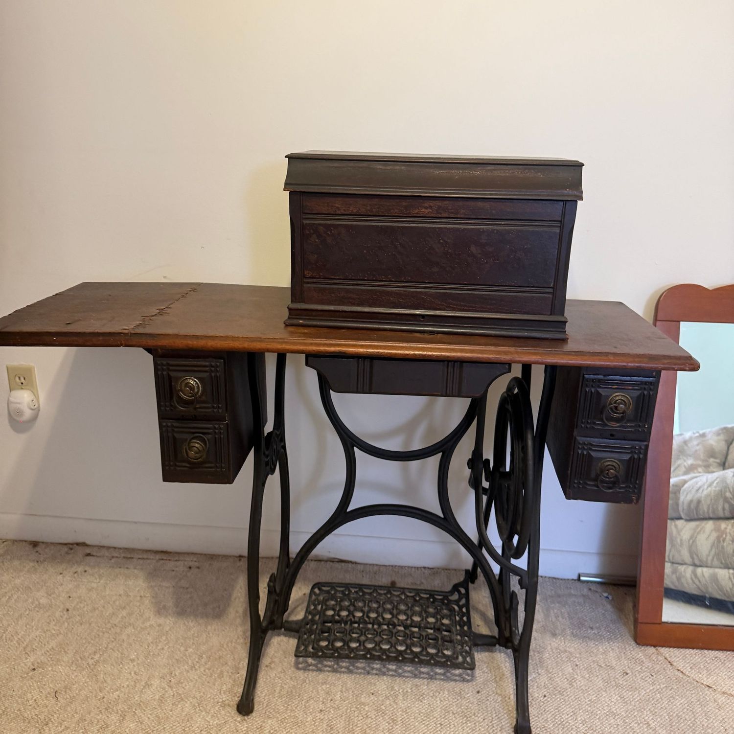 Folley & Williams treadle sewing machine with wooden cover Folley & Williams treadle sewing machine with wooden cover